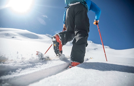 Walkie-Talkies helfen Rettern, einen gefallenen Backcountry-Skifahrer zu finden