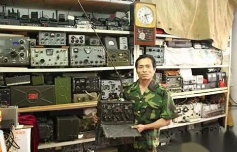 A man from Jilin China spends 200,000 yuan to collect 200 radios
